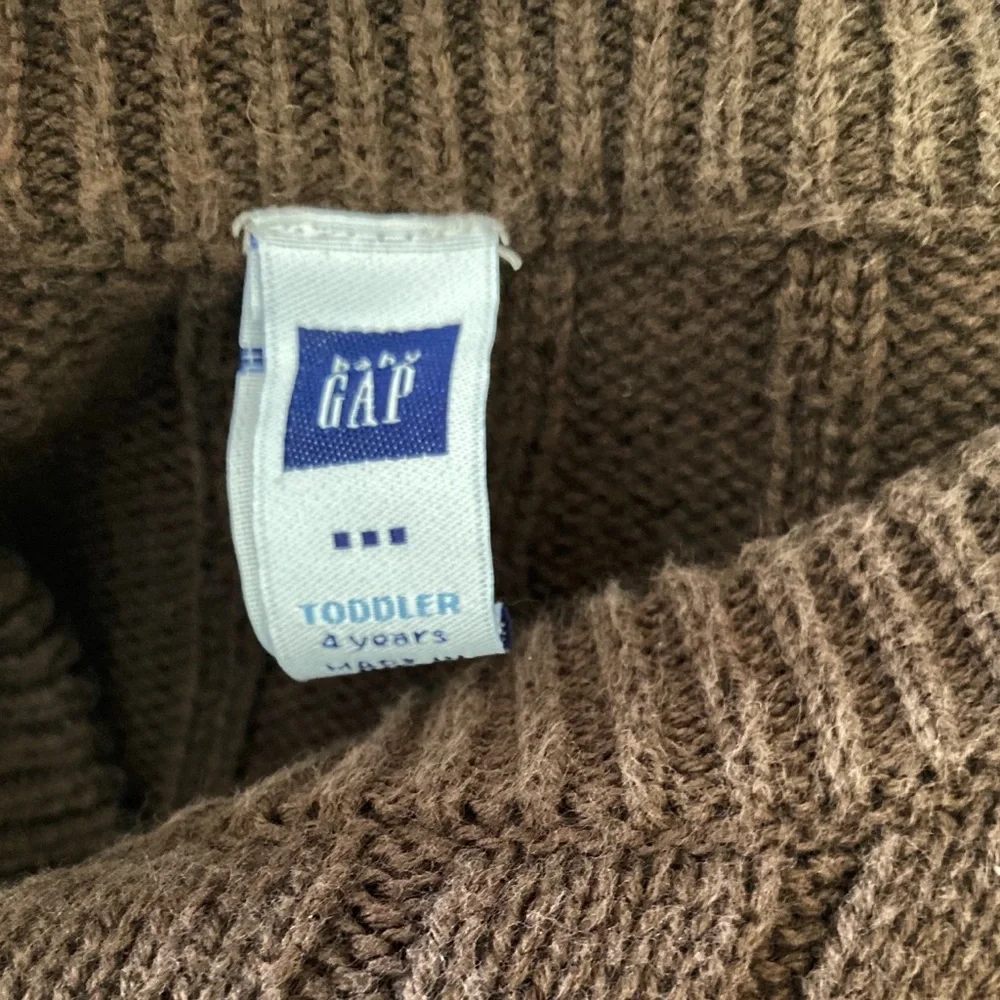 Gap brown cable knit sweater with khaki pants 4